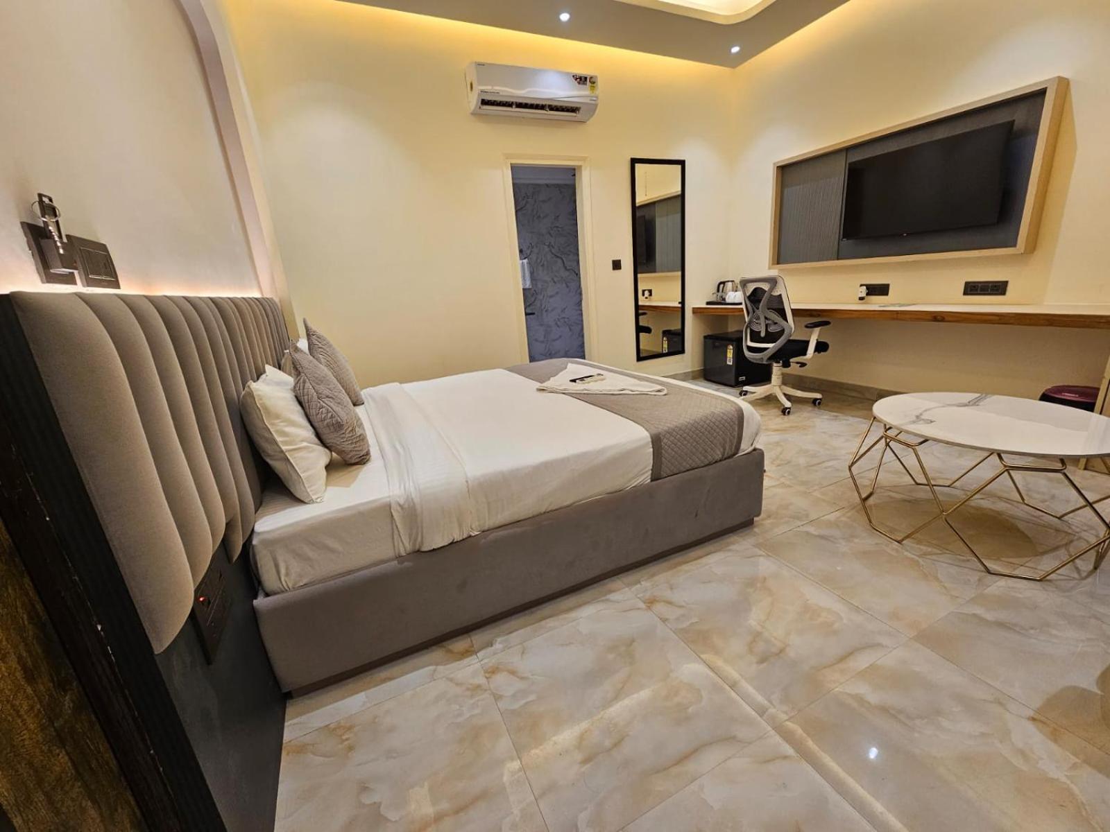 Hotel The Glass House Greater Noida Dış mekan fotoğraf